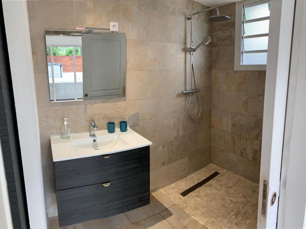Appartement Saint Gilles Les Bains Экстерьер фото