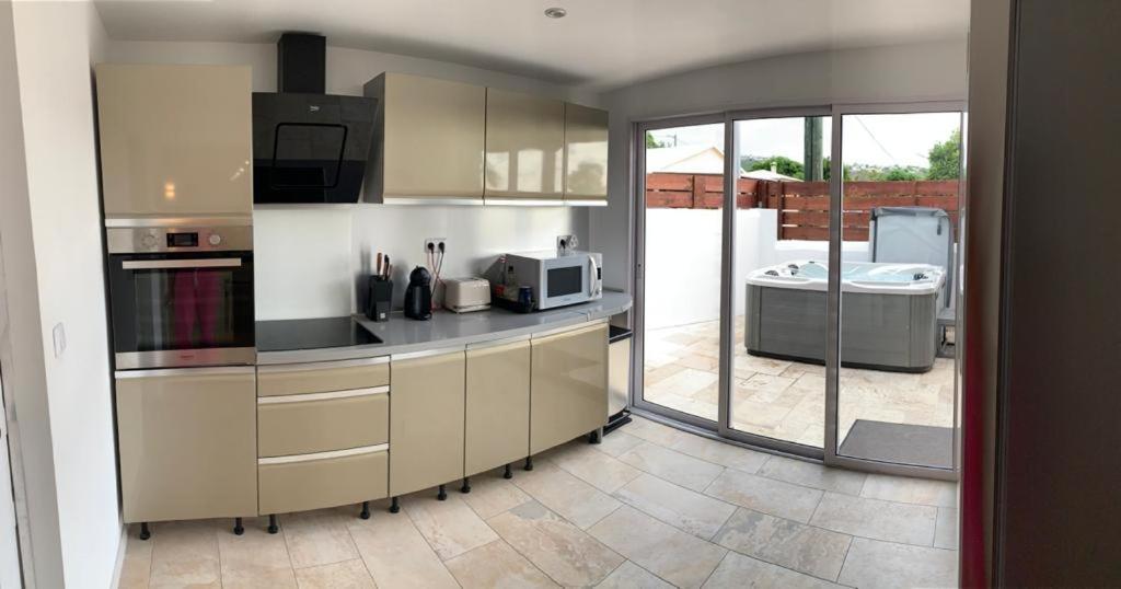 Appartement Saint Gilles Les Bains Экстерьер фото